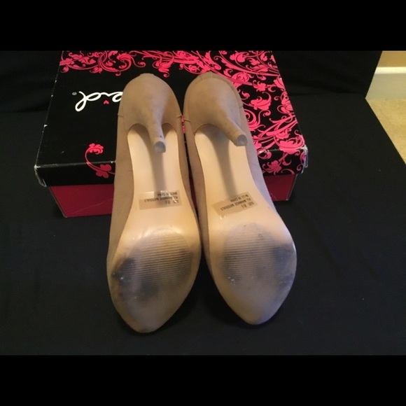 Qupid Women’s Faux Suede platform pumps with triangle cut out detail - Picture 6 of 8